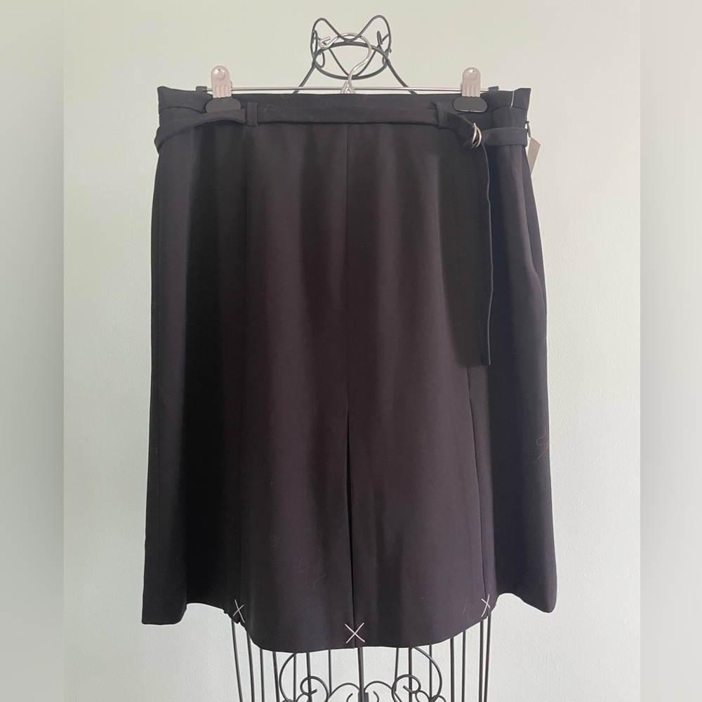 Josephine Chaus skirt with inverted pleats on black